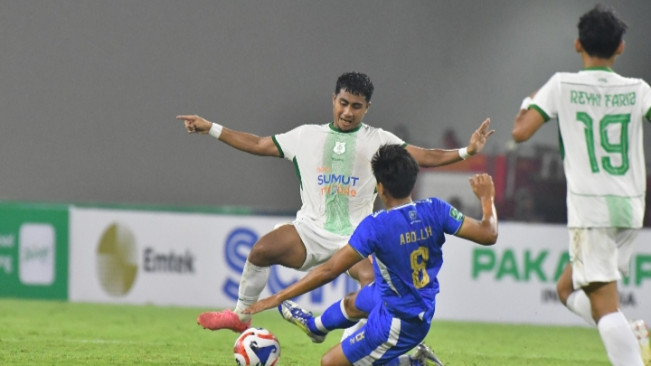 Pemain PSMS Medan mendapatkan pengawalan ketat dari pemain Adhyaksa FC. [Dok PSMS]